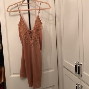 Velour flowy lace backless dress in nude/mauve